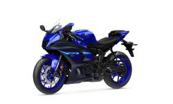 Yamaha R7 – sportovní výkon pro každý den  Rychlá, hbitá a neuvěřitelně stylová – Yamaha R7 přináší ryzí sportovní výkon v balení, které si užijete každý den. Její extrémně štíhlá aerodynamická kapotáž v moderním barevném provedení Icon Blue s dynamickou grafikou dělá z tohoto modelu nejnovější klenot legendární řady R.  Srdcem R7 je výkonný 689cm³ motor s vysokým točivým momentem, který v kombinaci s kompaktním podvozkem zajišťuje dokonale vyvážený zážitek z jízdy. Ať už na silnici, nebo okruhu, R7 posouvá