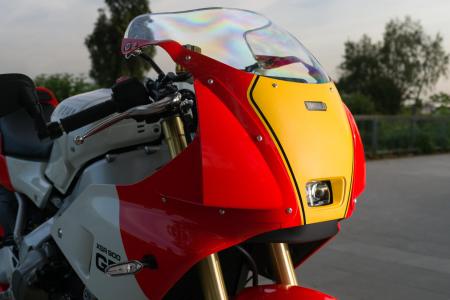 Výrazný design připomínající 80. a 90. léta