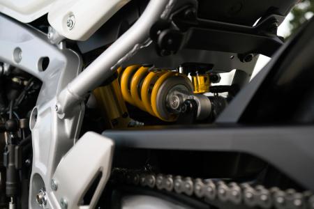 Plně nastavitelné přední a zadní odpružení KYB