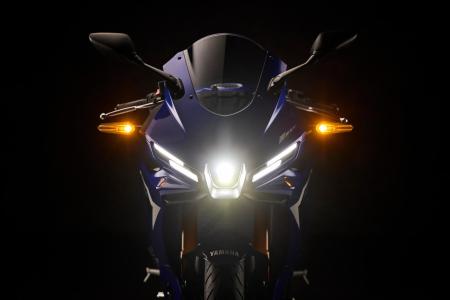 Dva samostatné světlomety, Yamaha Zlín
